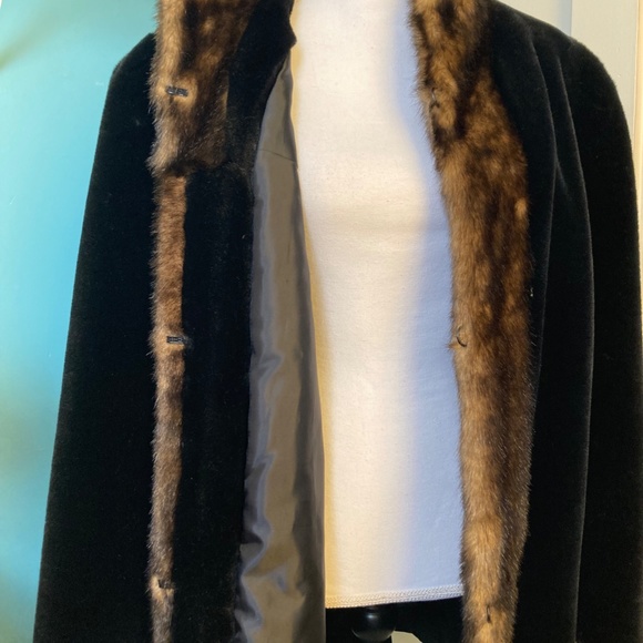 Olympia LTD faux fur black jacket- Sz M- Classic coat silhouette - Picture 4 of 8